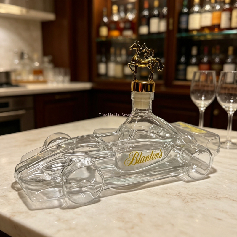 Glass Decanter Whiskey - レースカー型ガラス製酒瓶、馬型ストッパー付き、鉛フリーの透明ガラス製ウイスキーボトル、ホームバーの装飾やギフトに最適